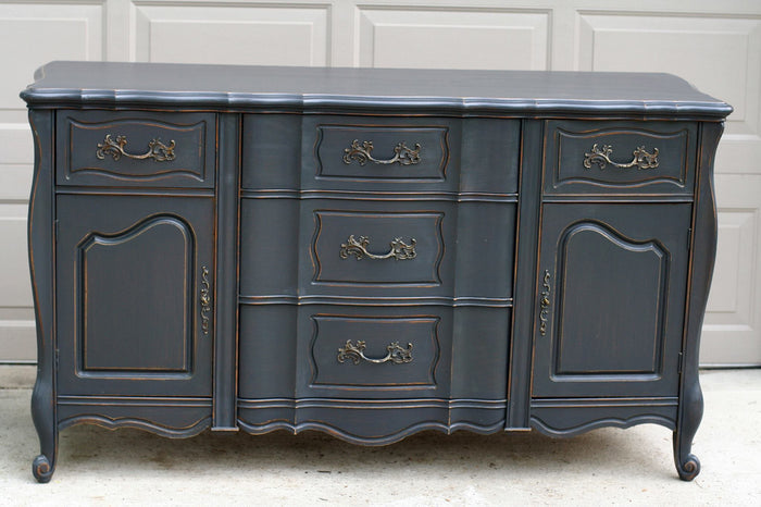 Quart-sized Gothic Grey furniture and cabinet paint by Retique It showing a smooth, painted wood surface in a modern grey finish.