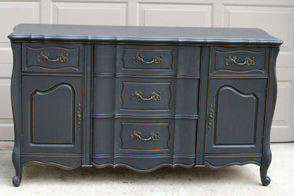 Quart-sized Gothic Grey furniture and cabinet paint by Retique It showing a smooth, painted wood surface in a modern grey finish.