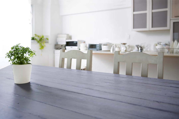 Retique It wood finish kit in vintage blue, featuring smooth finish on a tabletop for multi-purpose wood projects.